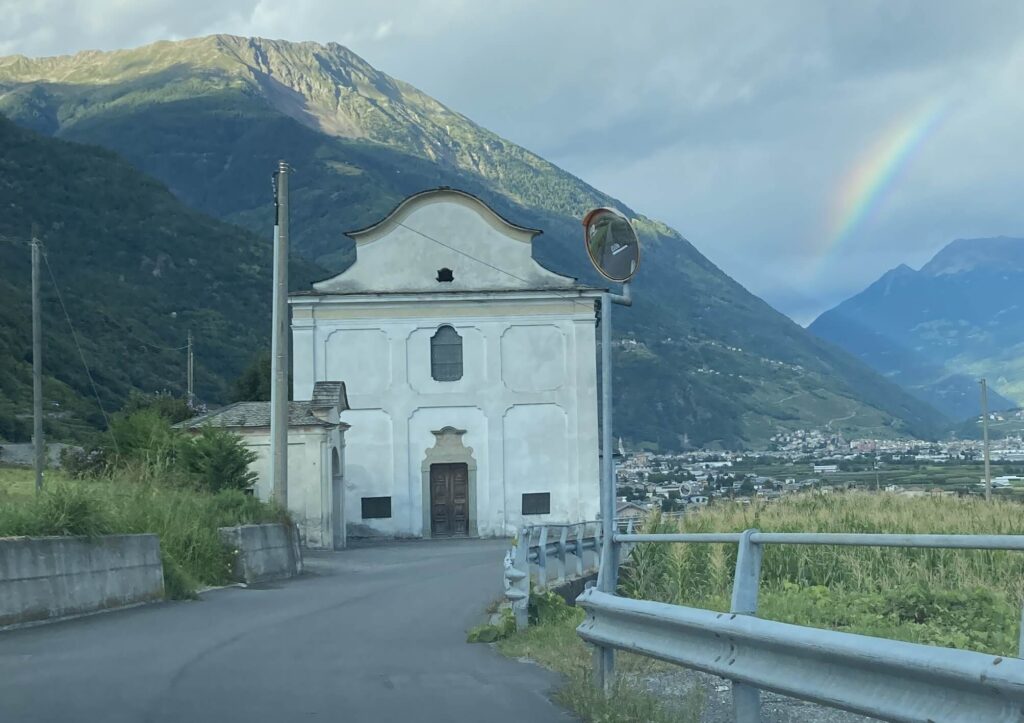 chisa di san martino a bianzone con arcobaleno