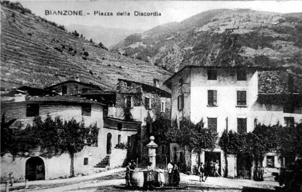piazza della discordia a bianzone negli anni '20
